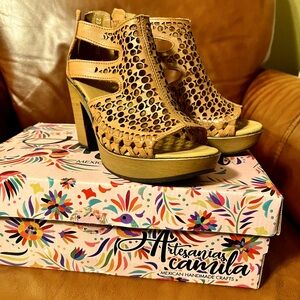 Hand made in Mexico, fun heeled sandals with zip back. Size 5.5/35.5